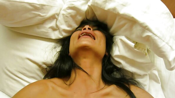 O femeie de culoare cu o pereche drăguță de sâni coboară pe pat