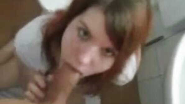 Fata blondă se bucură de penisul tare în gaura ei strâmtă