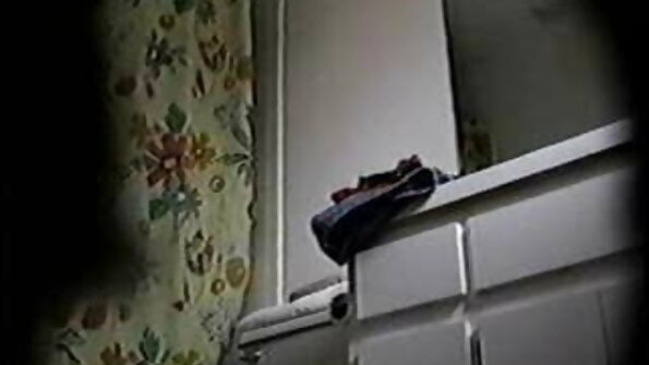 O brunetă căreia îi place analul își umple păsărica strânsă