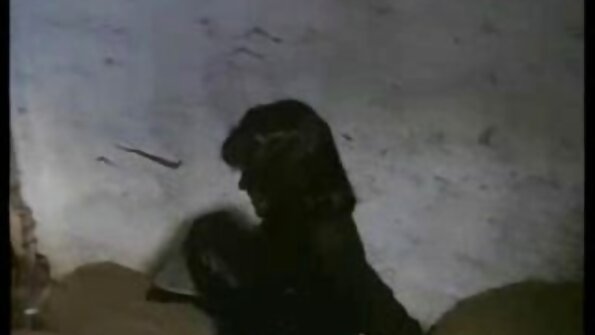 O blondă fierbinte își pierde hainele și apoi suge o pula mare