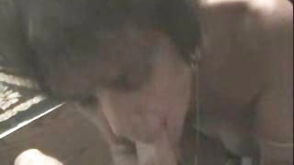 Un bimbo plin de poftă cu o gură drăguță suge o pula mare