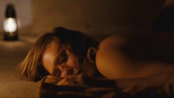 Faptul amoros pasionat al adolescenților îi oferă fetei un orgasm