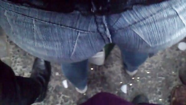 O curvă sexy cu păr roșu este bâjbâită și atinsă